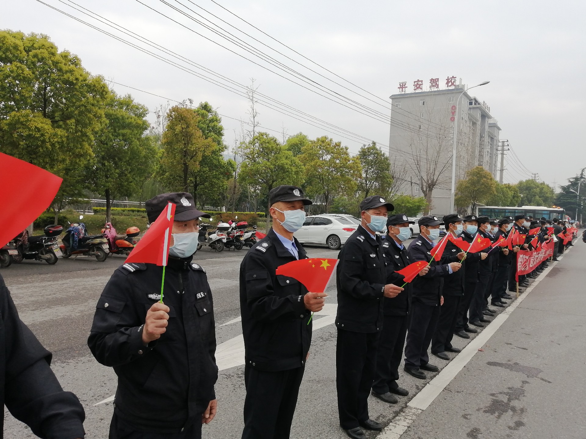 百佳物業(yè)黨支部組織公司黨員、入黨積極分子和百佳物業(yè)的佳人們?yōu)樵鹾厢t(yī)療隊(duì)送行