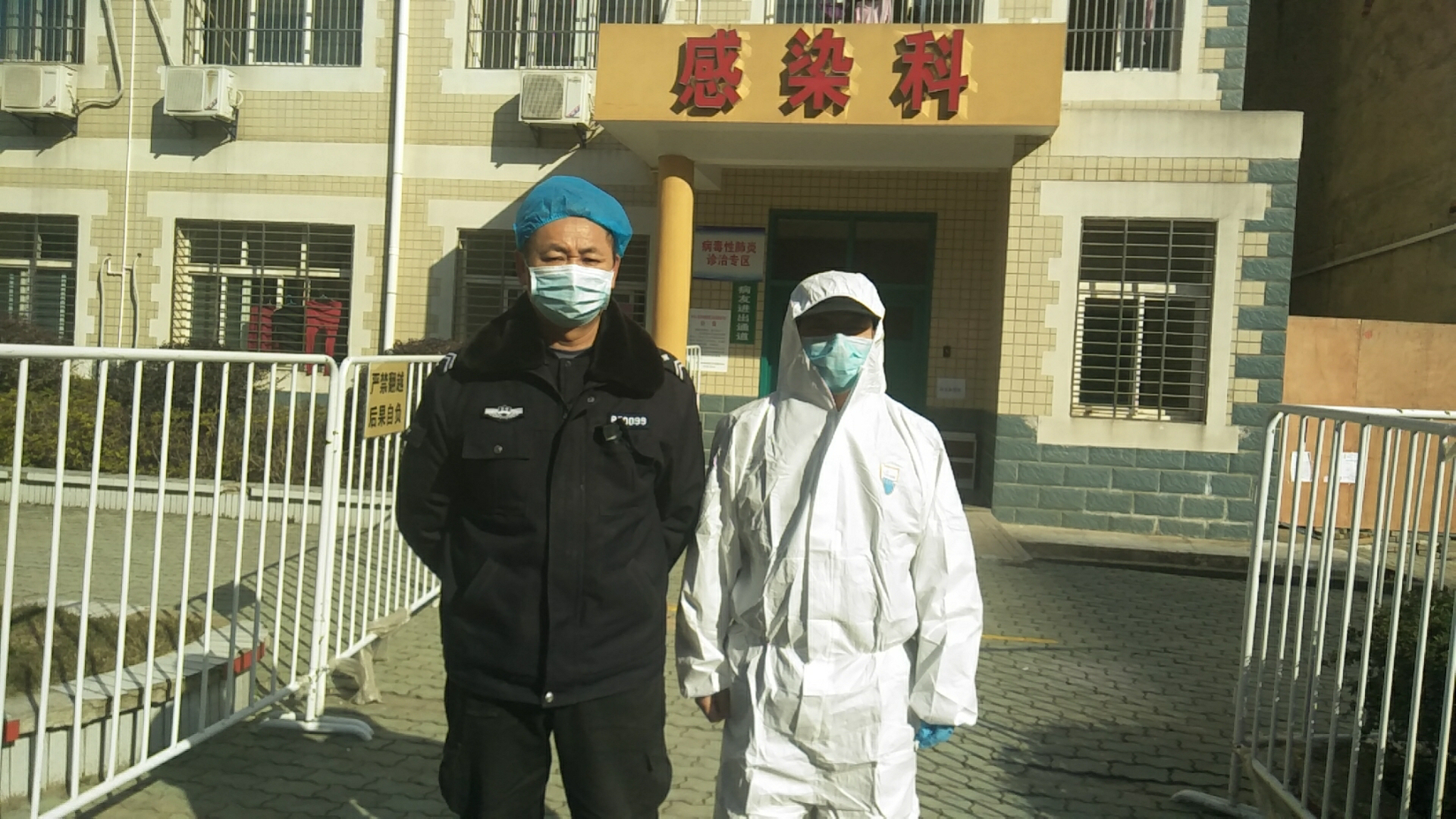 浠水縣人民醫(yī)院保安在疫情期間，擔(dān)負(fù)著感染科及整個(gè)院區(qū)的安保任務(wù)，承擔(dān)著護(hù)送病人檢查、送餐、各區(qū)域消殺毒等重要工作