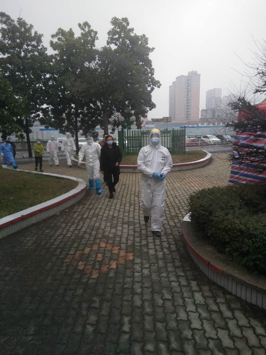 浠水縣人民醫(yī)院保安在疫情期間，擔(dān)負(fù)著感染科及整個(gè)院區(qū)的安保任務(wù)，承擔(dān)著護(hù)送病人檢查、送餐、各區(qū)域消殺毒等重要工作
